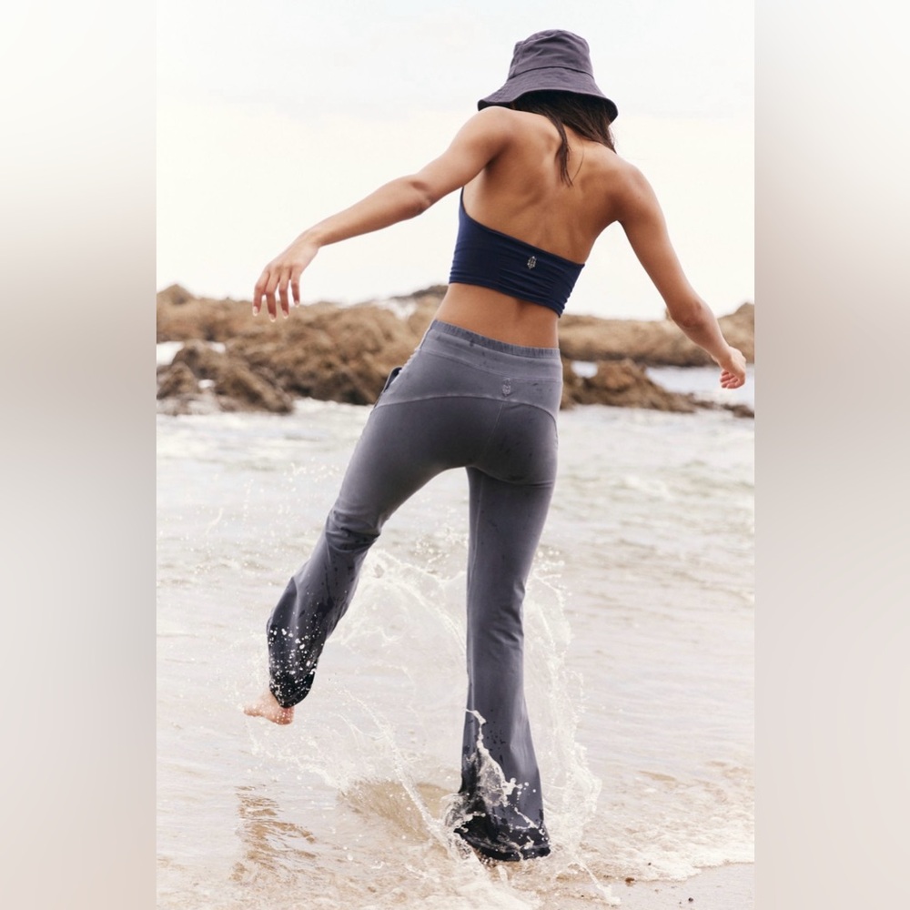 NWOT Free People Movement New Flow Flares In Color Vintage Indigo - Picture 3 of 5